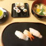 寿司と緑茶と味噌汁