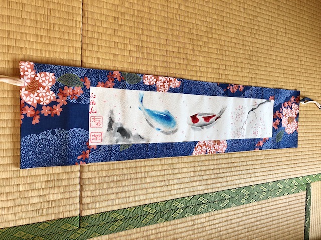 着物地の掛け軸　錦鯉と青い鯉と桜