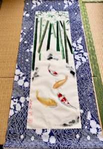 着物地の日本画掛け軸　金の鯉と錦鯉と竹林