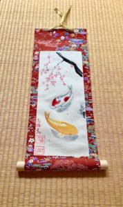 着物地の日本画掛け軸　錦鯉と金の鯉と桜