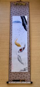 掛け軸　日本画　水墨画　錦鯉と金銀の鯉と桜