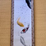 掛け軸　日本画　水墨画　錦鯉と金銀の鯉と桜