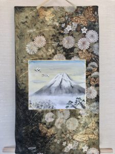 絹の掛け軸　富士山と鶴と松の水墨画