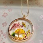 和風ネックレス　金の鶴とセンスと桜と松　