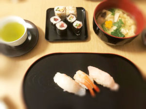 寿司と緑茶と味噌汁