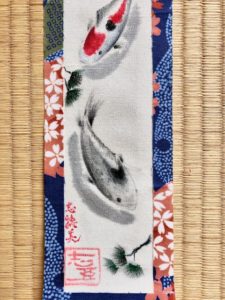 着物地の日本画ミニ掛け軸　錦鯉と松